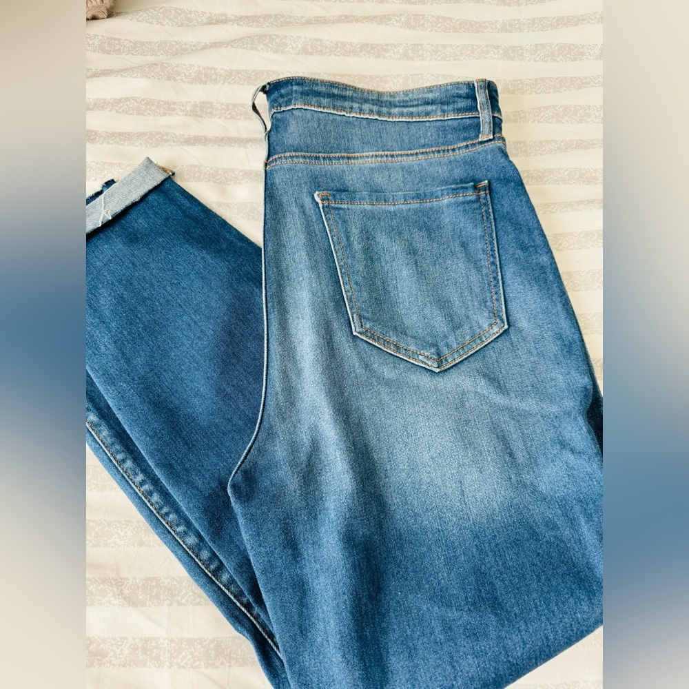 ☘️HIGH RISE JEANS🍀 - Picture 2 of 2